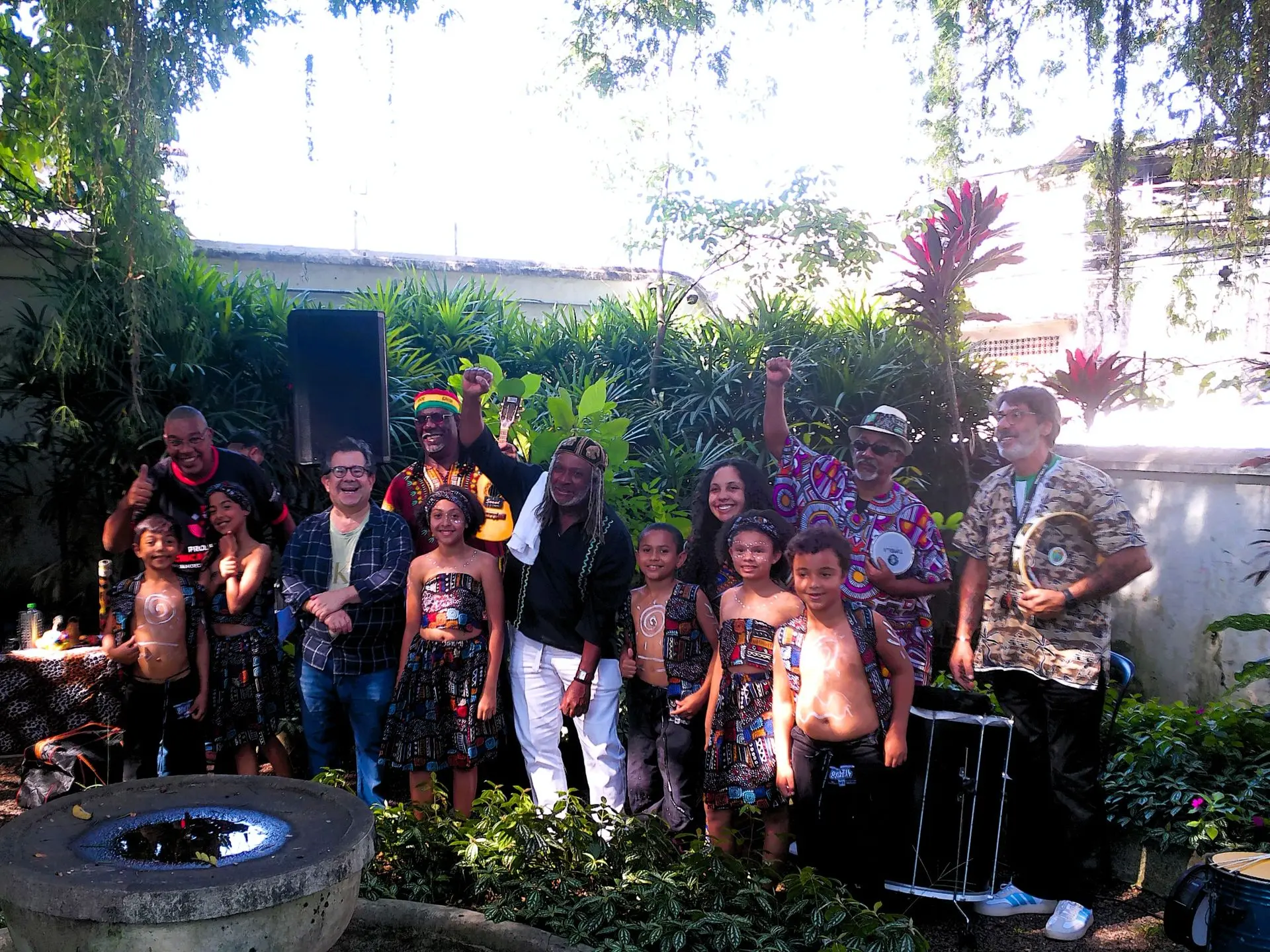 Registro da apresentação realizada na Casa das Culturas de Santos em 25/10/2025 Grupo de crianças com músicos do projeto cultural Pai Felipe O Rei Batuqueiro.