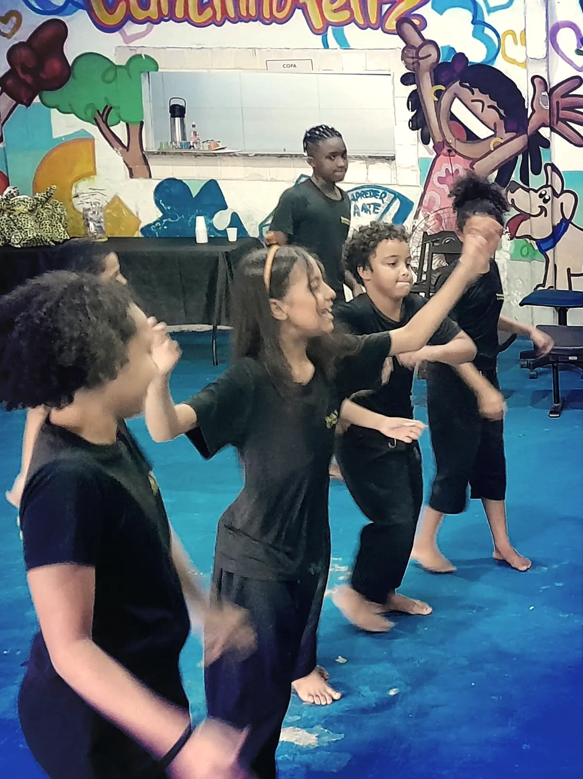 Circulação Pai Felipe - Foto 10 Crianças executando uma coreografia.