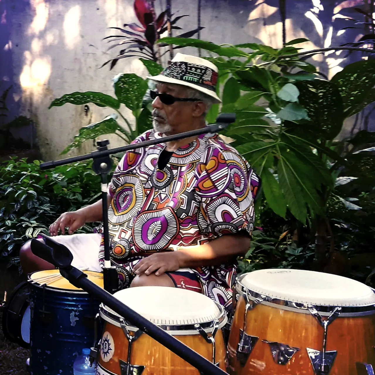 Circulação Pai Felipe - Foto 09 Percussionista se preparando para tocar ao vivo.